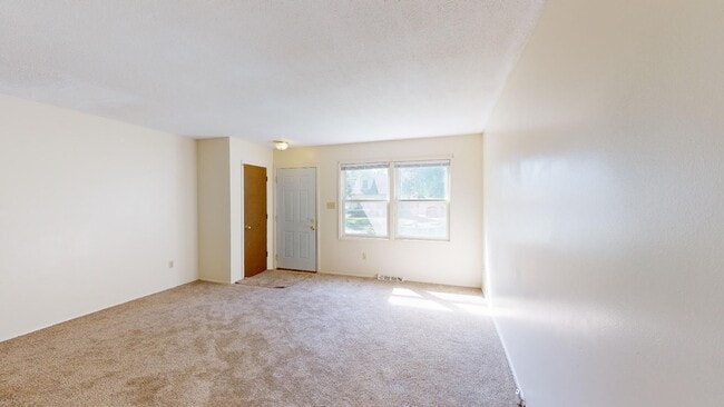 Building Photo - Close to Grandview College A