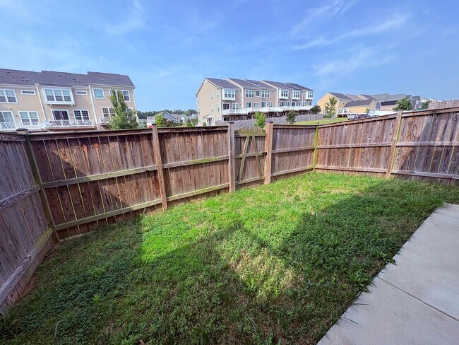 Building Photo - EMBREY MILL - END UNIT TOWNHOUSE