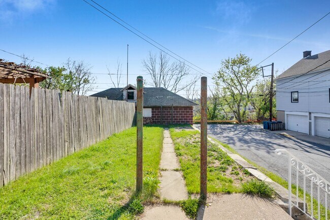 Building Photo - 1466 Main St