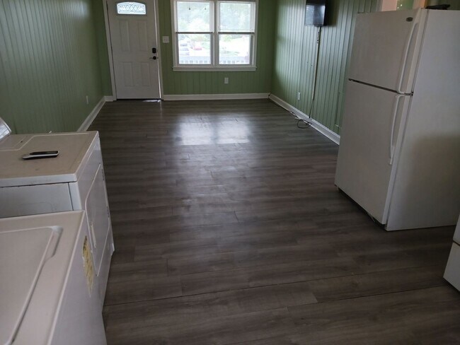 Building Photo - Walk to the Beach! Unfurnished, 2 Bedroom,...