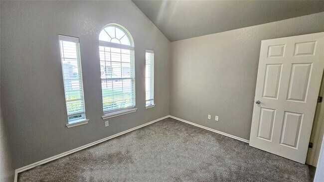 Building Photo - 6033 SE 83rd Pl