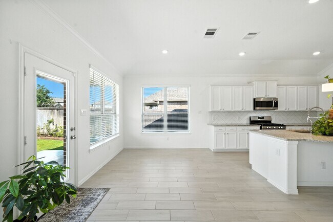 Building Photo - 15011 Old Horseshoe Lake Dr