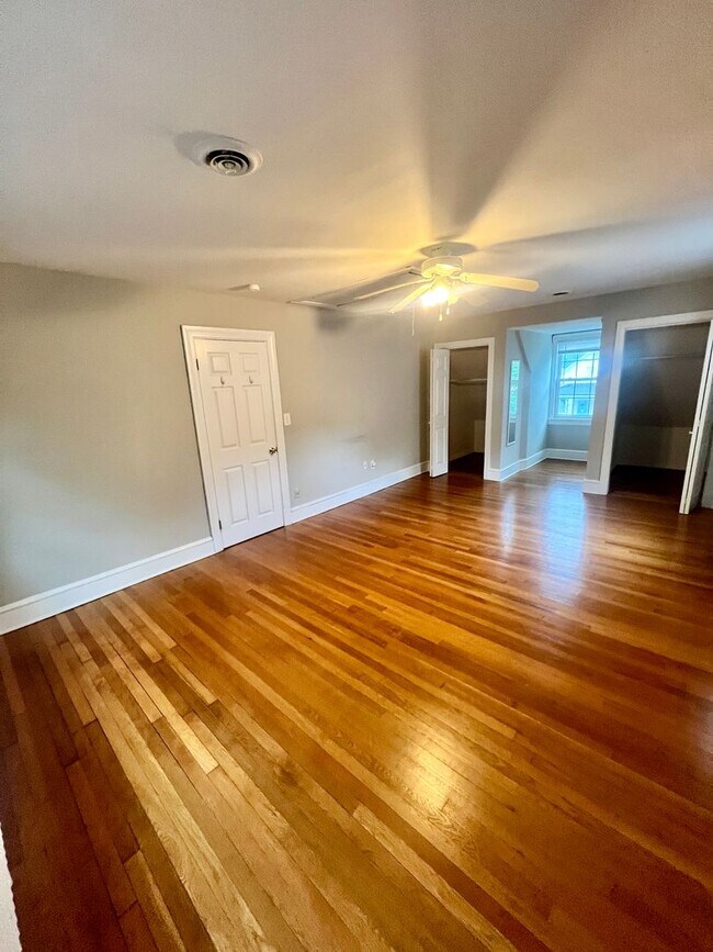 Building Photo - Beautiful Four Bedroom House, Right Off Grove and Patterson!! Lawn Care Included!!