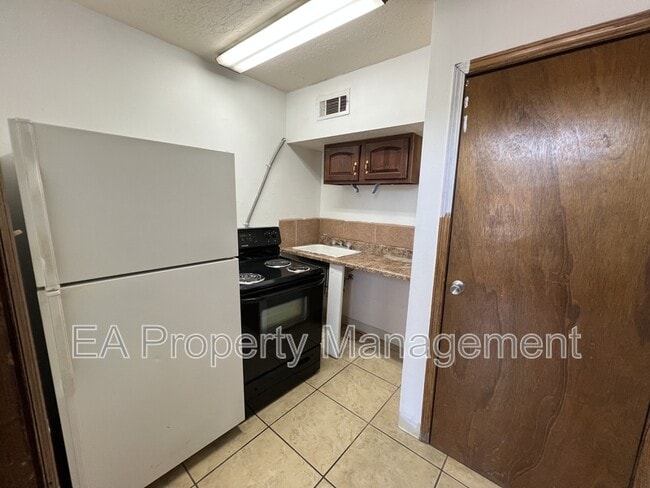 Building Photo - 652 Old Coors Dr SW
