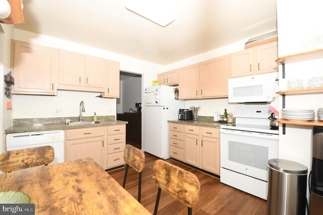 Building Photo - 7812 Briardale Terrace