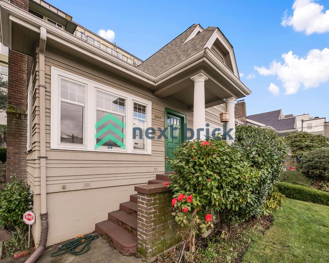 Building Photo - 4 Bed and 3 Bath Queen Anne Craftsman Hous...