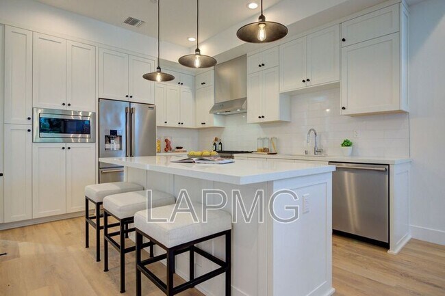 Building Photo - 6016 Comey Ave