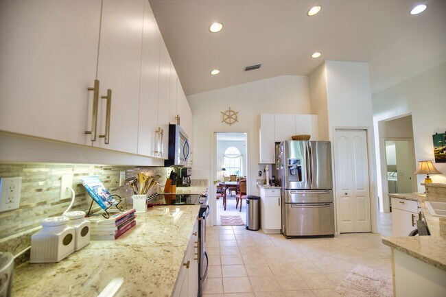 Building Photo - Seasonal Short-Term Single Family Pool Home in Pelican Pointe Golf & Country Club!