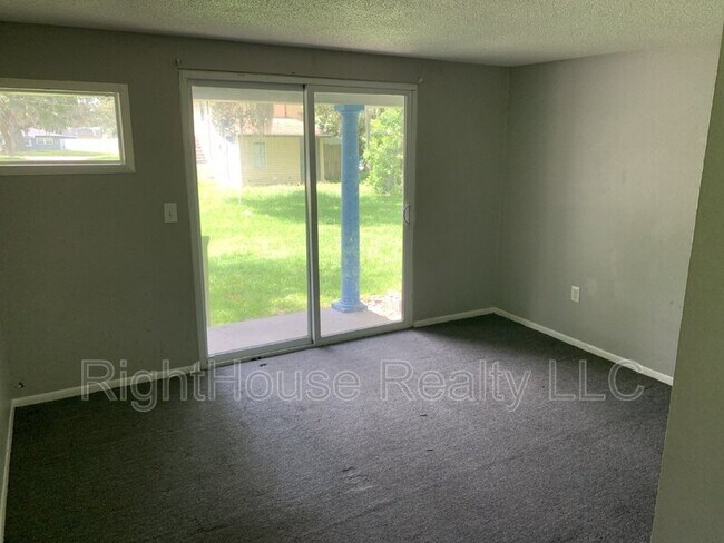 Building Photo - 2430 Tanglewood St