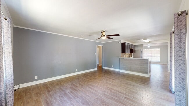 Building Photo - ALL TILE HOUSE MINUTES AWAY FROM FORT HOOD!