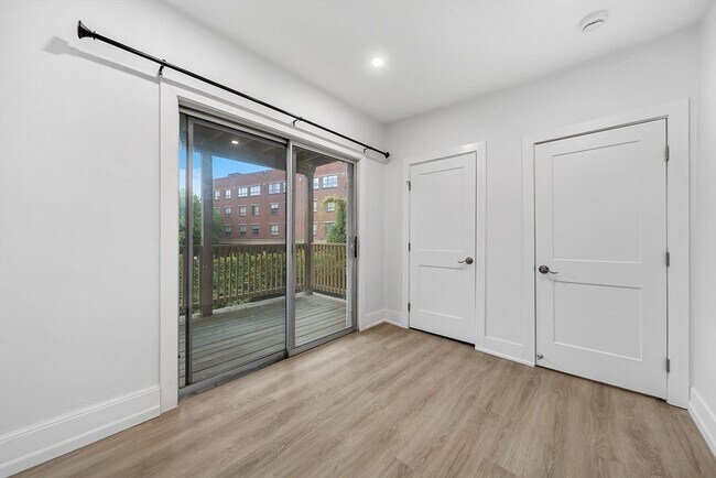 Building Photo - 92 Willow St