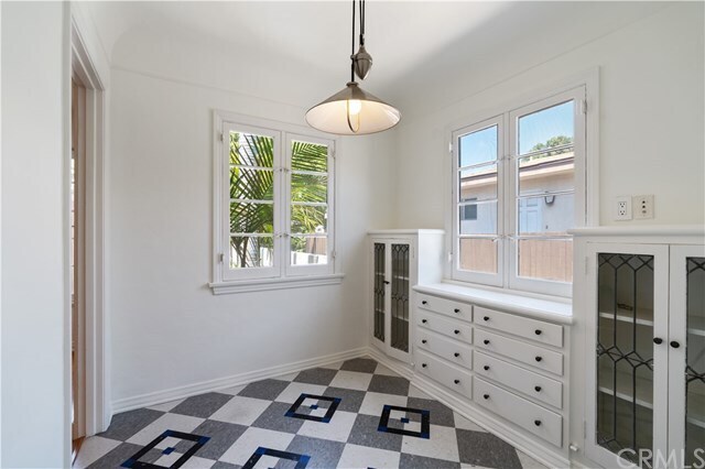 Building Photo - 2560 Amherst Ave