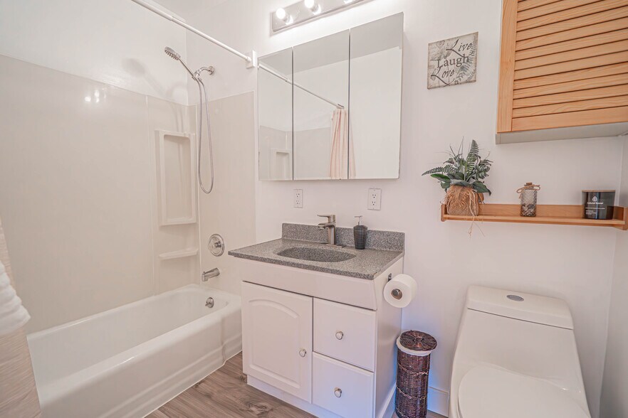 Building Photo - 35315 Glenwall St