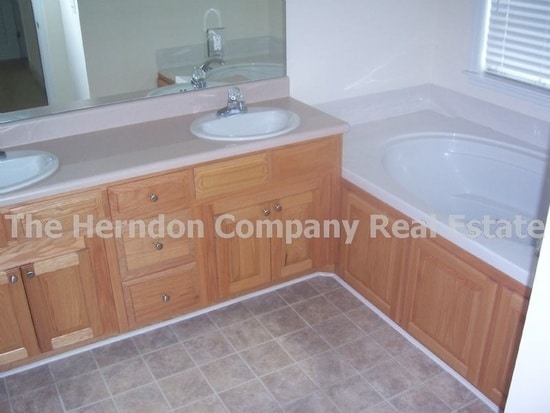 Building Photo - 12 Jacob's Walk