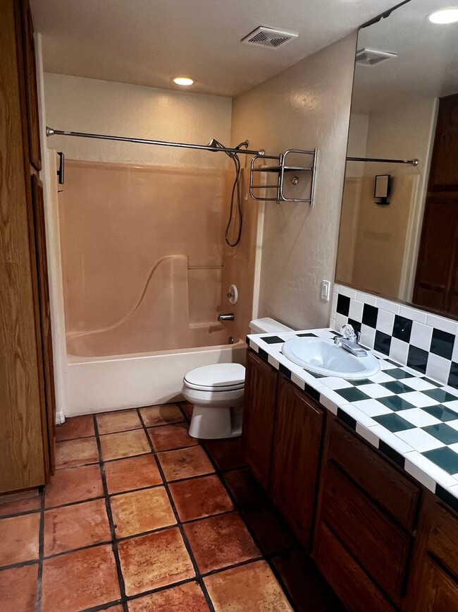Building Photo - Tempe 2 Bed, 1 Bath Duplex Back Unit with ...