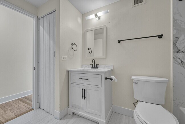 Building Photo - $1,895.00, 1 bed1 bath Updated Condo locat...