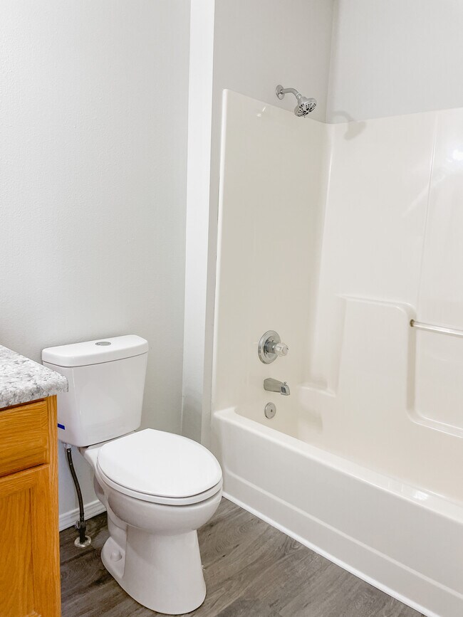 Ensuite - 704 N Cottonwood Ave