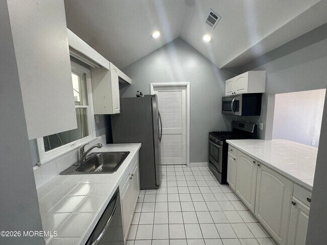 Building Photo - 10 James Hollow Dr
