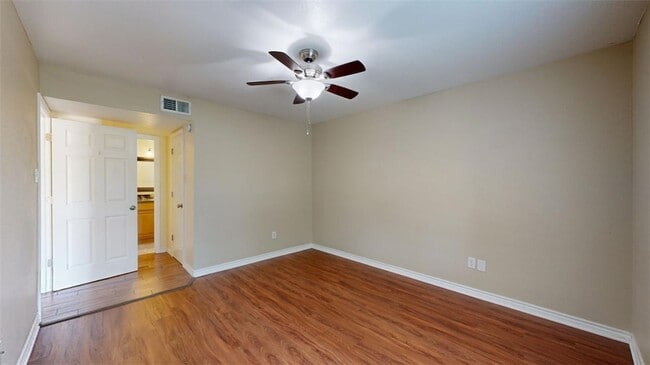 Building Photo - 904 University Oaks Blvd