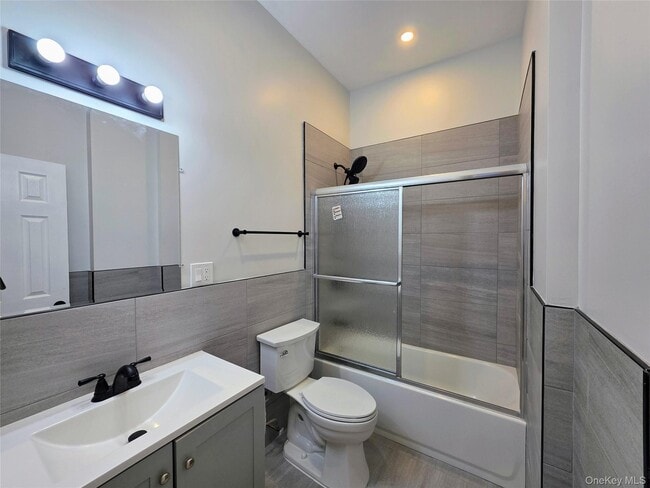 Building Photo - 143 Jericho Tpke