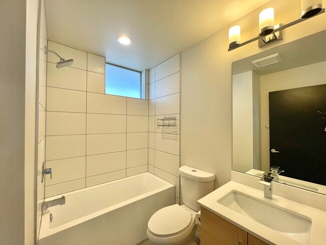 Building Photo - Great Townhome for rent