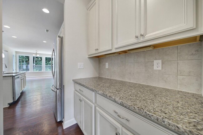 Building Photo - Gorgeous 4 Bed 3.5 Bath Home with Basement...