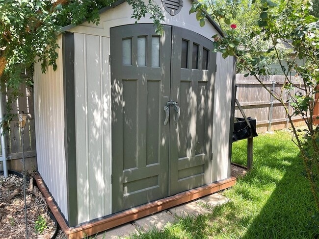 Building Photo - 3517 Bronco Bend Loop