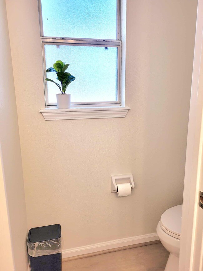 Building Photo - 5260 Collins Rd