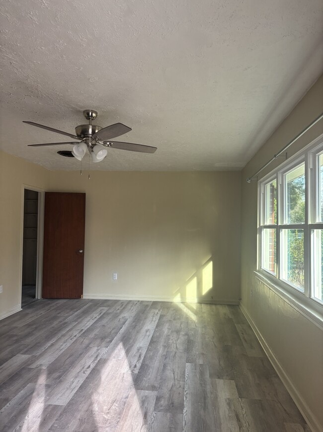 Building Photo - 2533 Crescent Dr