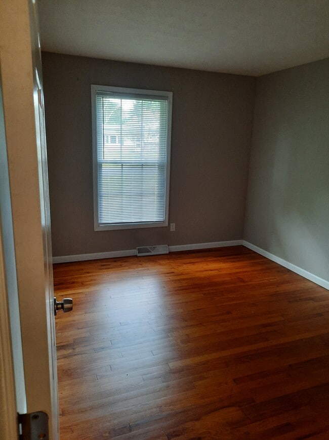 Building Photo - 1502 Amboy Dr