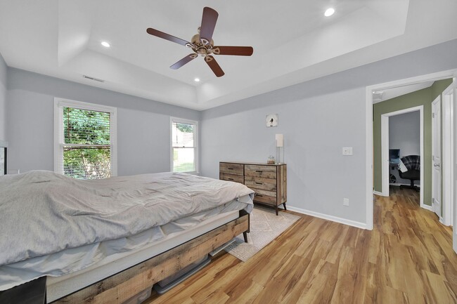 Building Photo - Spacious 4 Bed 2.5 bath Home in Davis Lake...
