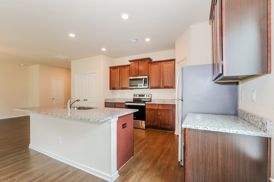 Building Photo - 968 Creekview Rd