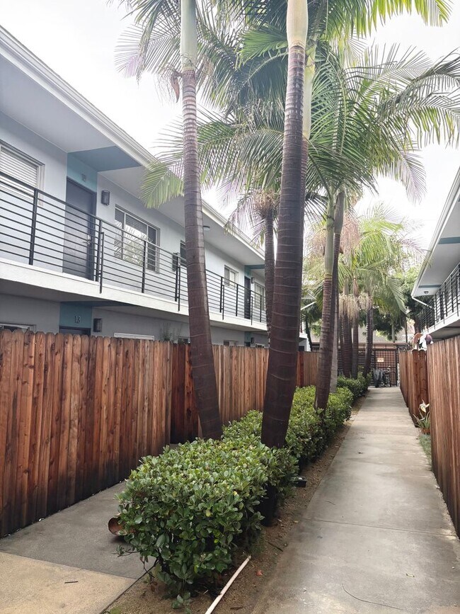 Building Photo - 2727-2741 Abbot Kinney Blvd