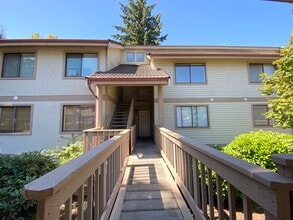 Building Photo - Top floor 1 bedroom condo available now!