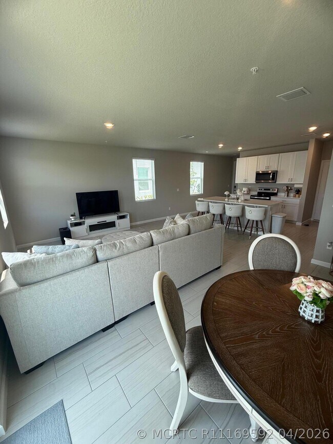 Building Photo - 389 Salisbury Cir
