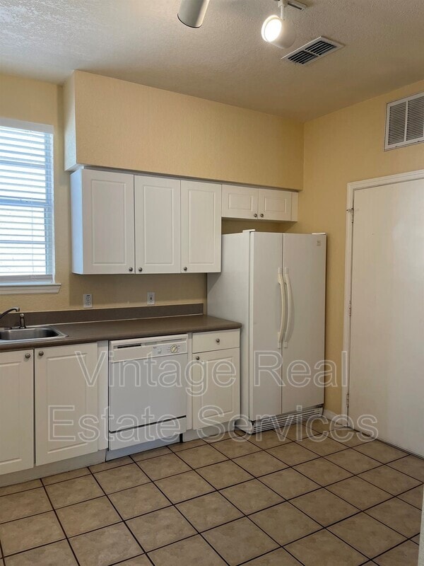 Building Photo - 4007 Sand Palm Ct