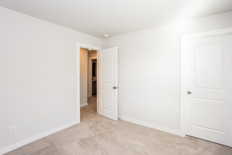 Building Photo - 605 Mountain Vw Dr