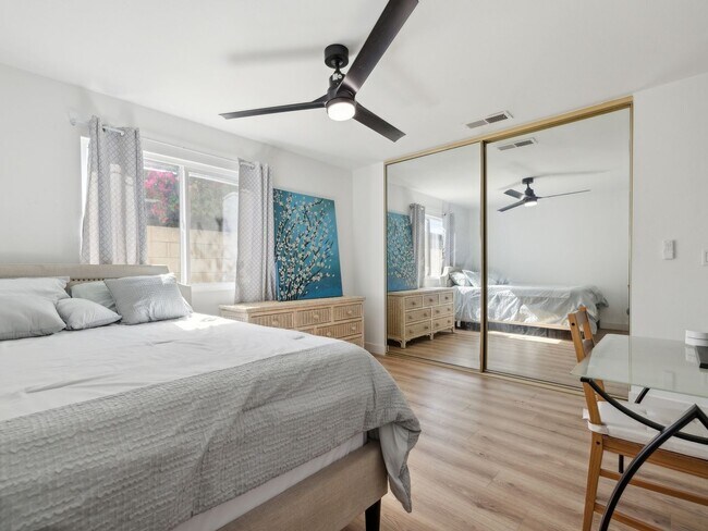 Building Photo - Fully Furnished 3 Bedroom 2 Bath - Single ...