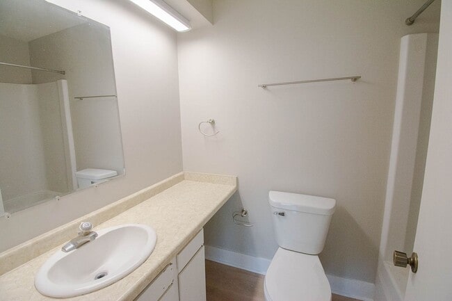 Building Photo - Nicely updated 2br condo in excellent NE location!