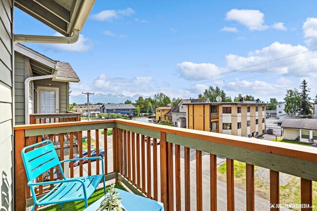 Building Photo - Modern & Stylish Townhome!