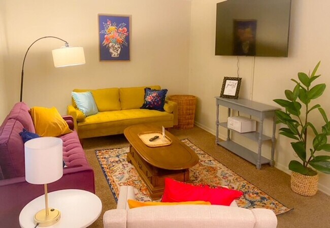 Building Photo - ? 12 Month Lease Pricing ? Fully Furnished Rental Property ? First floor duplex unit. Large yard.