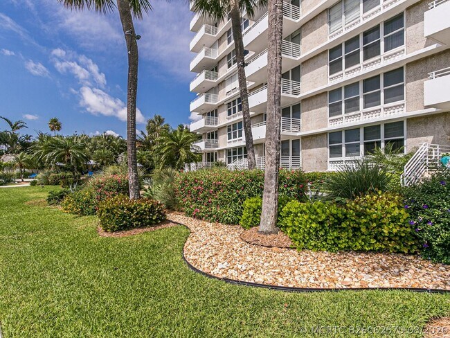 Building Photo - 888 Intracoastal Dr
