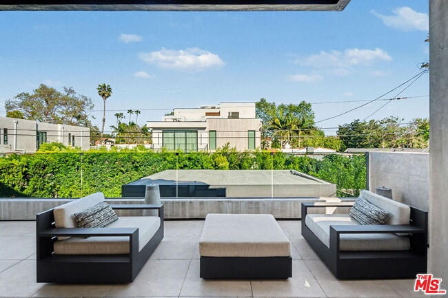 Building Photo - 418 N Sweetzer Ave