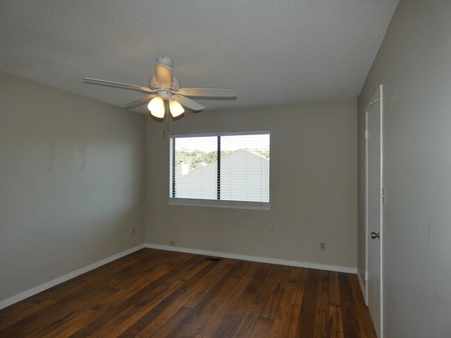 Building Photo - Nice Townhome - Wood Floors