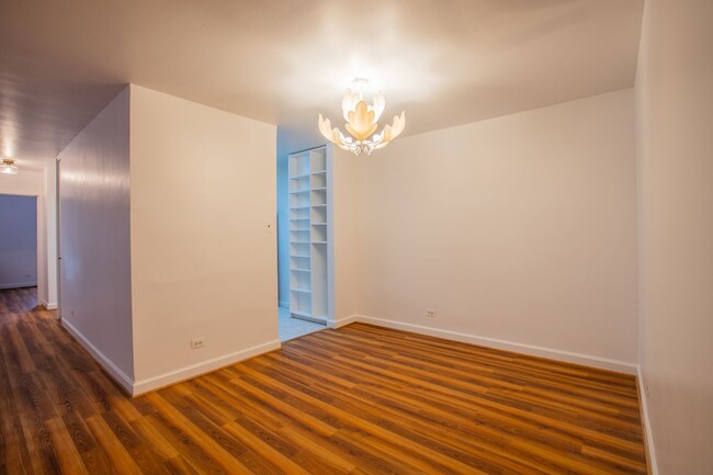 Building Photo - Beautiful 2 BR/1 BA Condo in Dupont Circle!