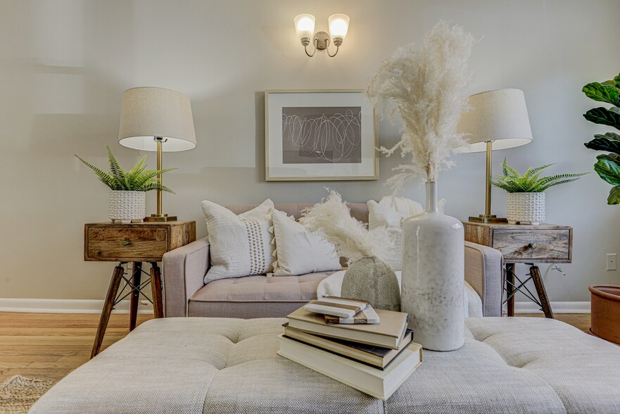 Building Photo - 1736 Light St