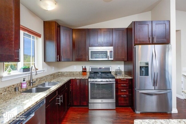 Building Photo - Gorgeous 4 Bedroom Home in West Park!