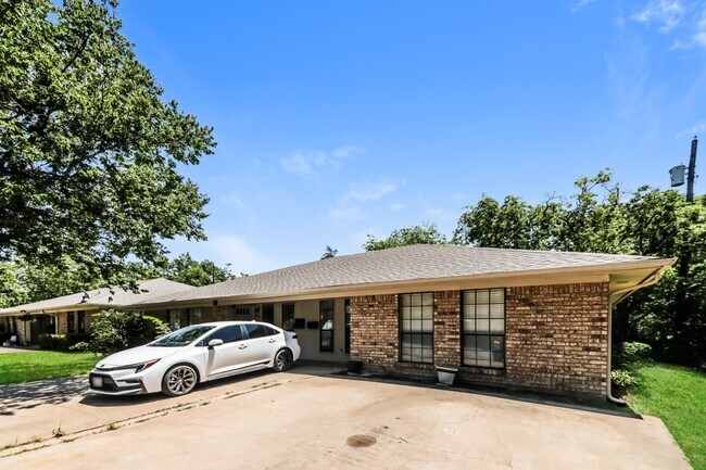 Building Photo - Charming 2BR/1BA Sherman Townhome with Private Fenced Backyard – Move-In Ready