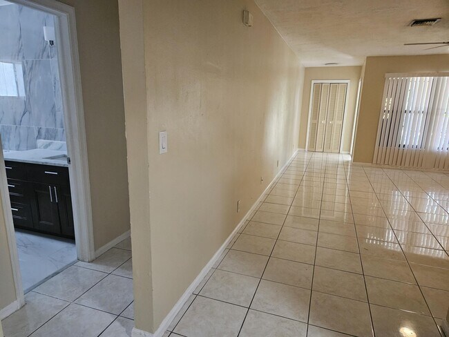 Building Photo - 7910 NW 70th Ct
