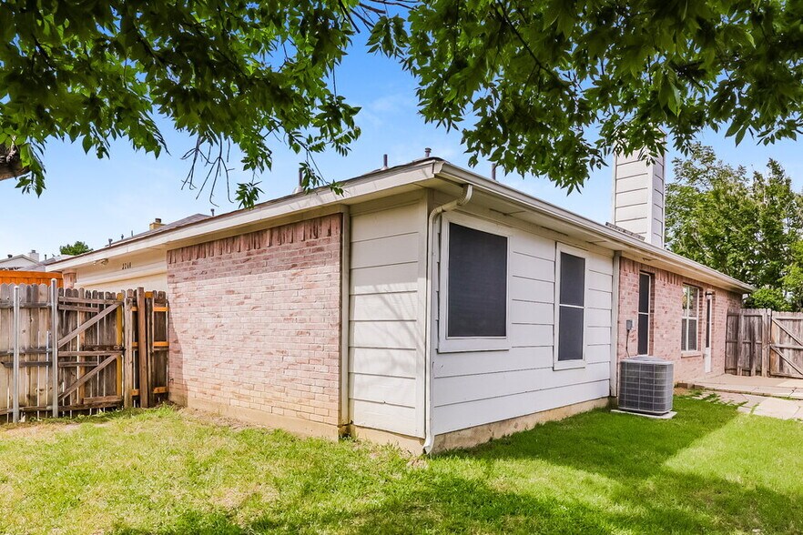 Building Photo - 2268 Bresee Dr